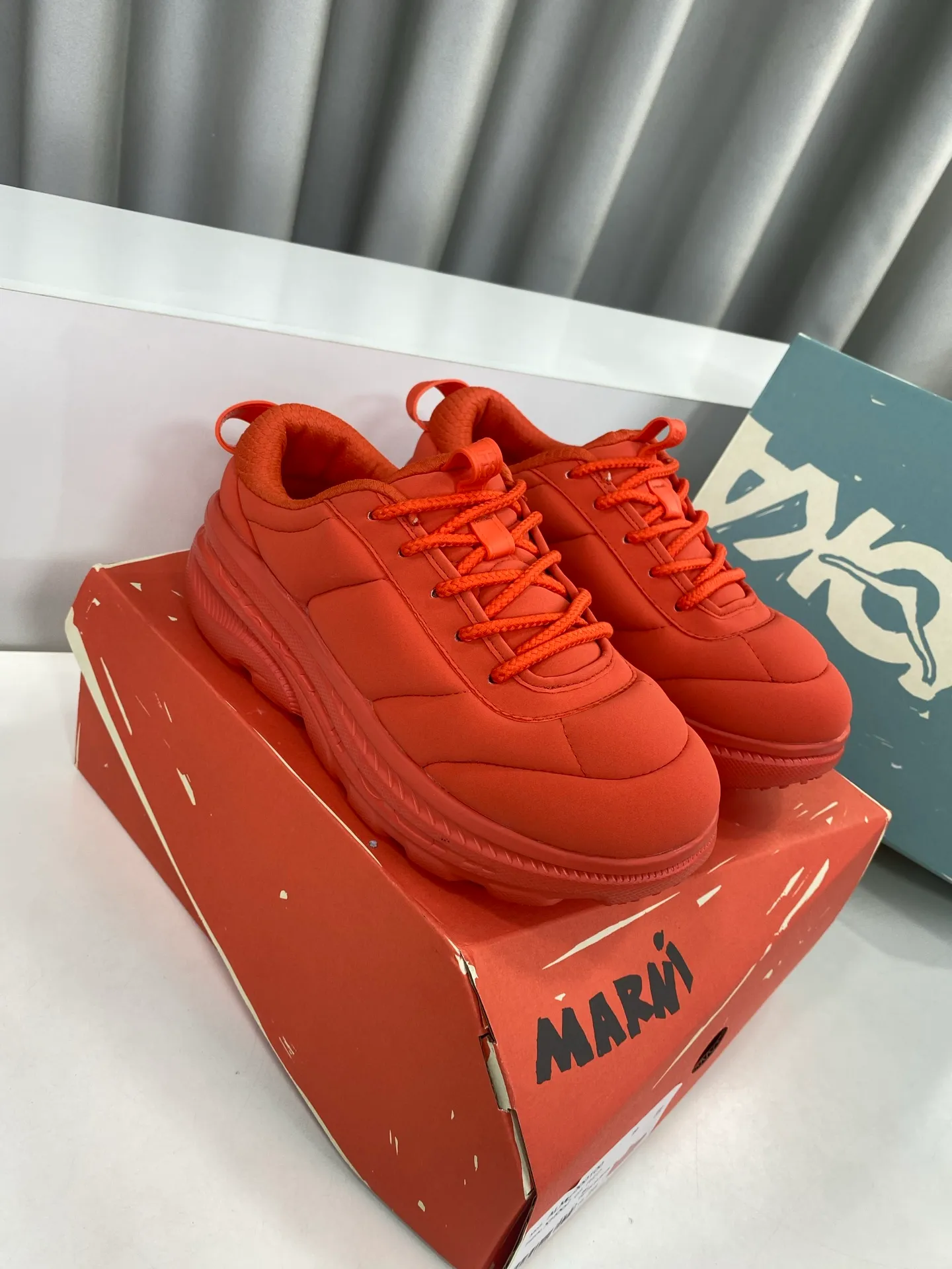 👟👟Ex-factory price 600👟👟 Marni✖️hoka co-branded 25ss sports, mountaineering and hiking bread shoes☑️ The BONDI series, designed in conjunction with the Italian luxury brand MARNI, has transformed into a more bold and unique design with its maximized cushioning performance. Known for its highly artistic designs and bold spirit that transcends established concepts, this collaboration combines highly cushioning foam with Japanese-made quilted upper materials for a modern interpretation. This is a pair that straddles the T stage and the street, and is the ultimate blend of high fashion and athleisure. ▪️Fabric: original customized nylon cloth ▪️Inner padding: breathable mesh ▪️Outsole: original customized open-molded ultra-light foam outsole ▪️Size: 35-40 (custom-made women’s size 40 is non-refundable)